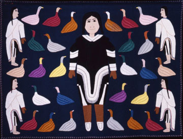 La bannière ci-dessus montre le détail d’une toile de l’artiste Inuit Winnie Tatya, intitulée Women with Birds [Femme avec oiseaux]. La toile fait partie de la collection d’Affaires autochtones et Développement du Nord Canada. Reproduite avec la permission de Winnie Tatya.